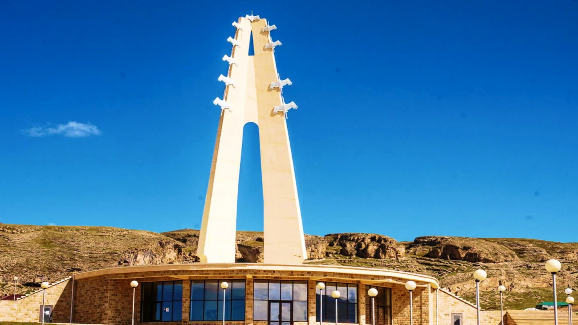 Белые журавли дагестан хунзахский. Белые журавли дагестан хунзахский. Цада село расула гамзатова. Мемориальный комплекс белые журавли в дагестане. Белые журавли дагестан хунзахский.