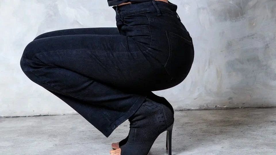 Топ фото модных джинсов трендовые мужские и женские модели, примеры образов