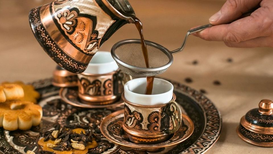 В турции подают кофе с водой. Турецкий кофе в турке. Кофе по восточному. Кофе по восточному с кардамоном. Турка и чашка кофе.