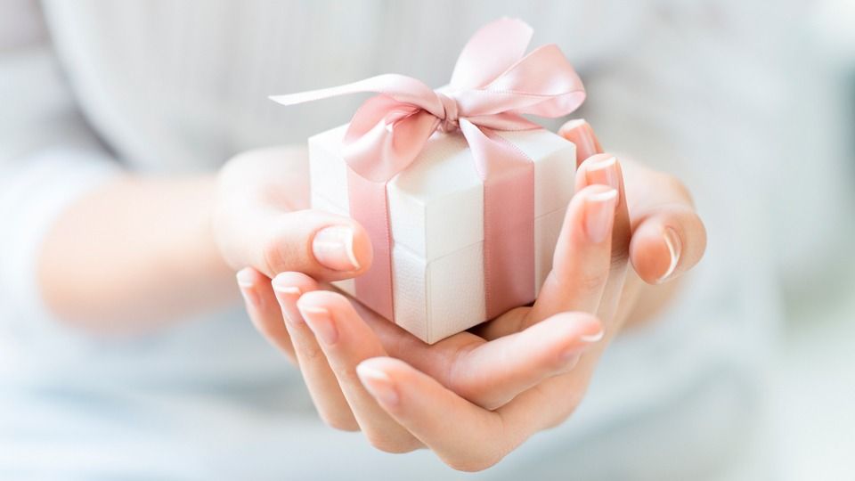 25 идей для подарка девушке на год отношений