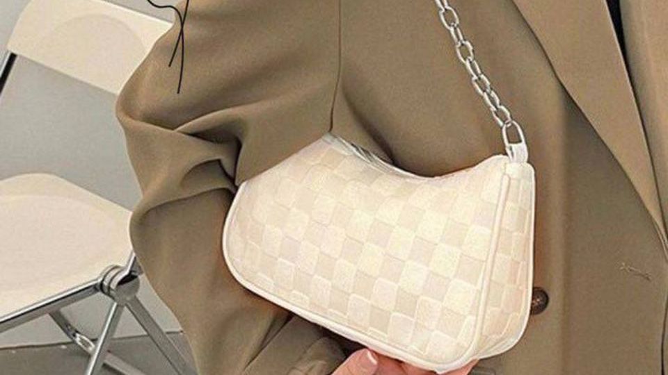 Сумка багет женская ysl. Модная сумка багет. Модная сумка багет. Модная сумка багет. Сумка багет пушистая с цепью модная 2023 2024.