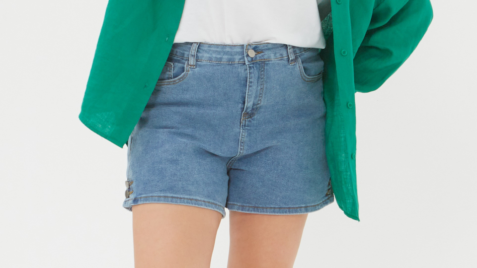 С чем носить летом джинсовые шорты: стильные образы