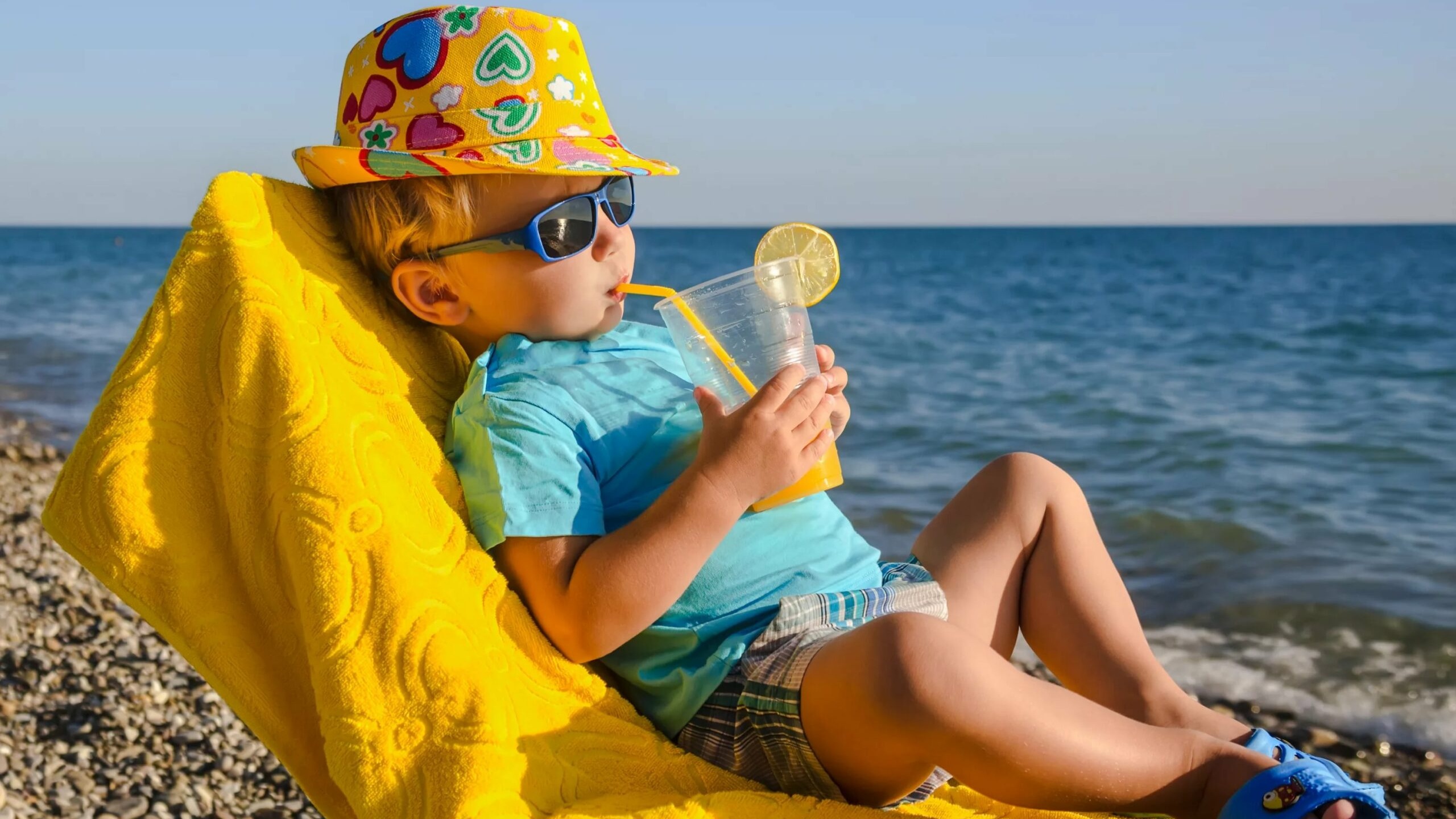Сочи пляж для ребенка. Отдых. Дети на море. Детки на море. Лето солнце дети.