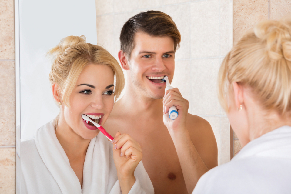 чистить зубы