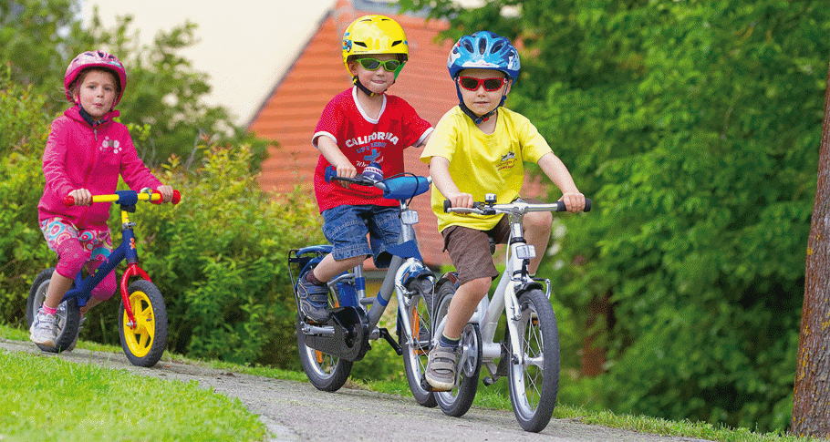 Дети катаются на велосипеде