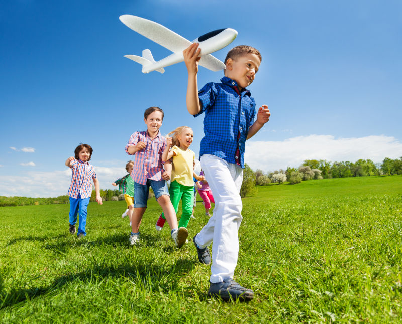 Дети запускают самолет