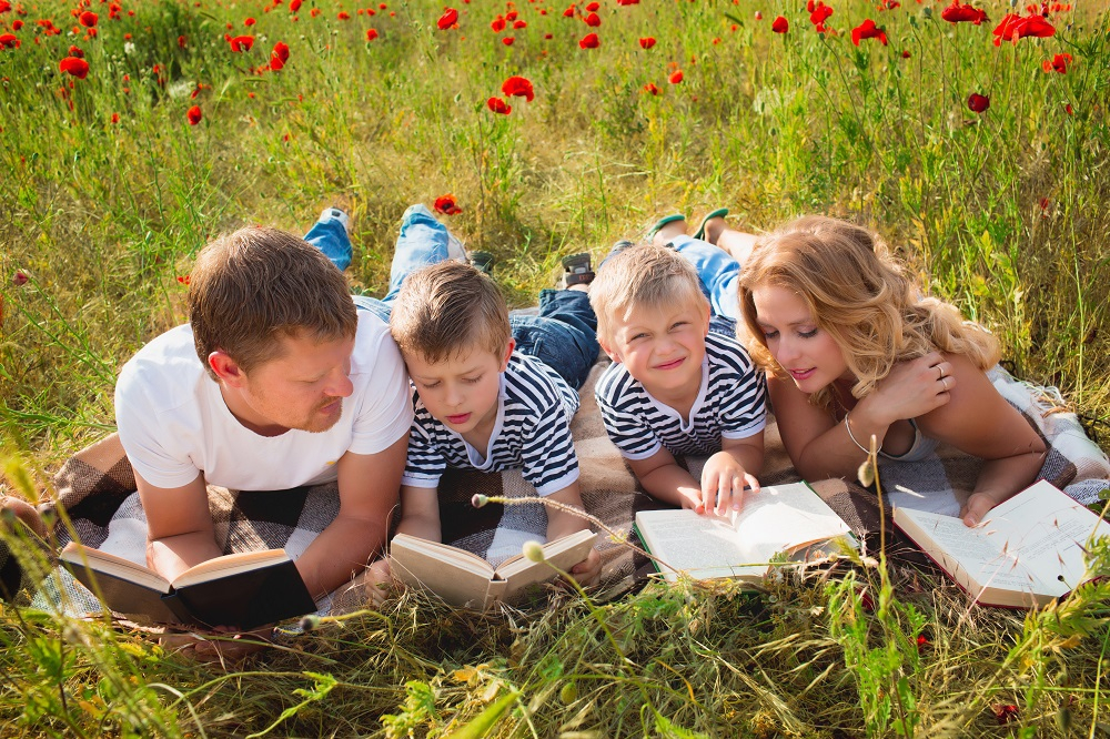 Семья читает вместе