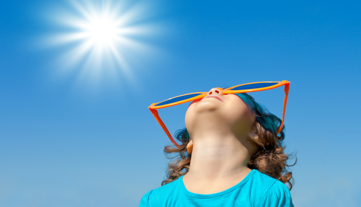 Ребенок в солнечных очках