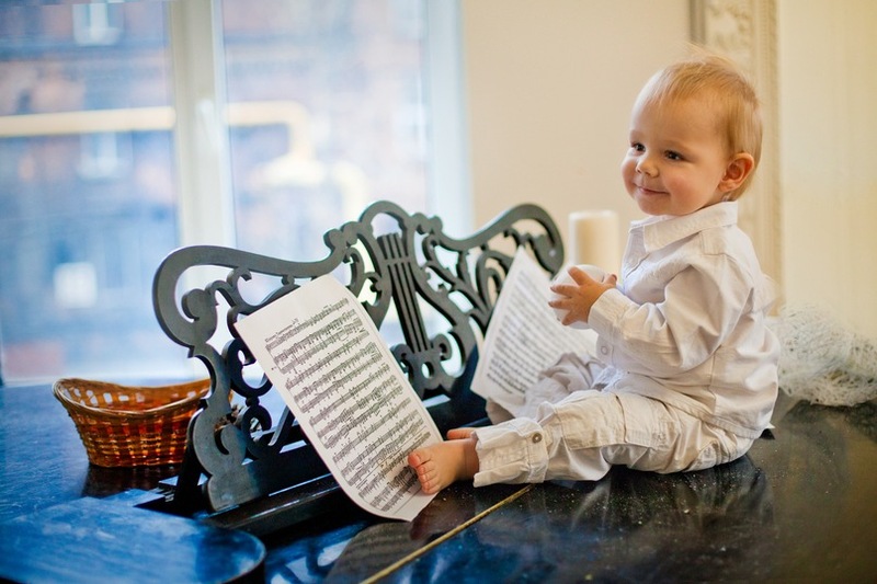 Ребенок на рояле с нотами