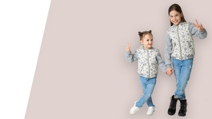 Ребенок выбирает. Выбор детской одежды. Продавец в детском магазине. Детская одежда. Мама выбирает одежду ребенку.