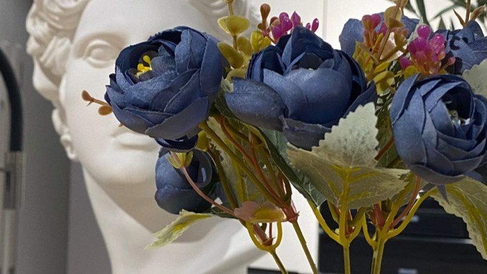 Букеты из искусственных цветов на кладбище: подборка картинок