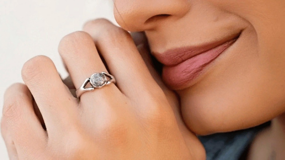 Какое значение имеют два кольца на безымянном пальце женщины
