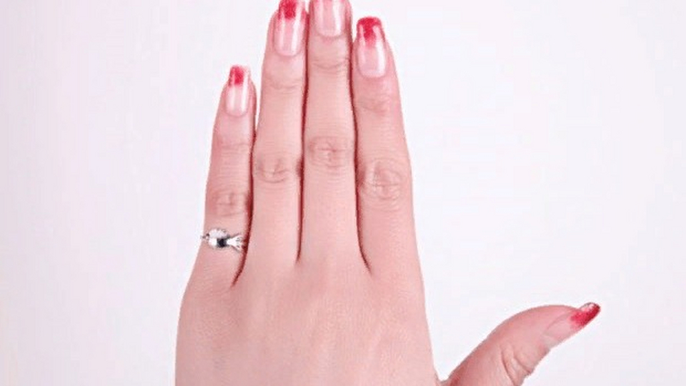 Носить кольцо на указательном пальце женщине. Кольцо на мизинце. Кольцо на мизинец женское. Женские пальцы. Кольцо на мезинец женское.